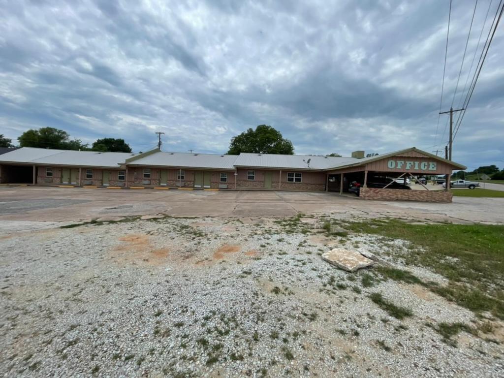 Village Inn Ada Exterior photo
